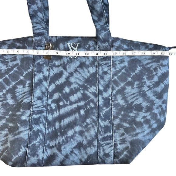 Victoria’s Secret NWT Tie Dye Blue Large Weekender Zipper Tote Shoulder Bag - Picture 7 of 10